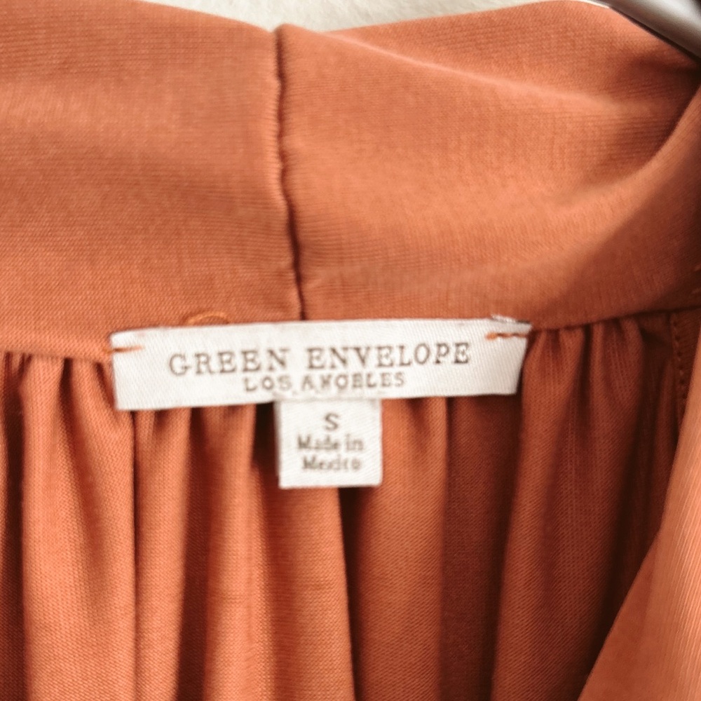 Green Envelope Women’s Sleeveless Top Size Small - Picture 2 of 3